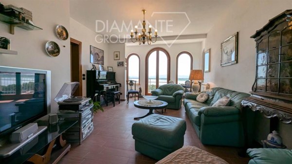 casa indipendente in vendita a Castiglione del Lago