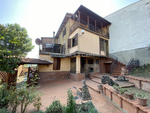 casa semindipendente in vendita a Castiglione del Lago in zona Villastrada