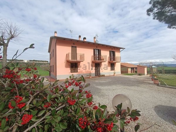 casa indipendente in vendita a Castiglione del Lago in zona Villastrada