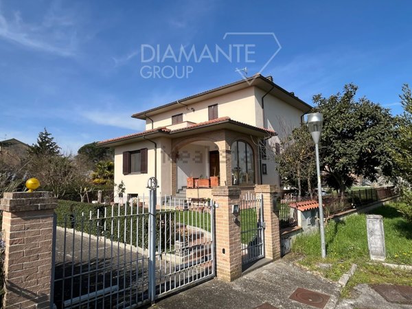 casa indipendente in vendita a Castiglione del Lago