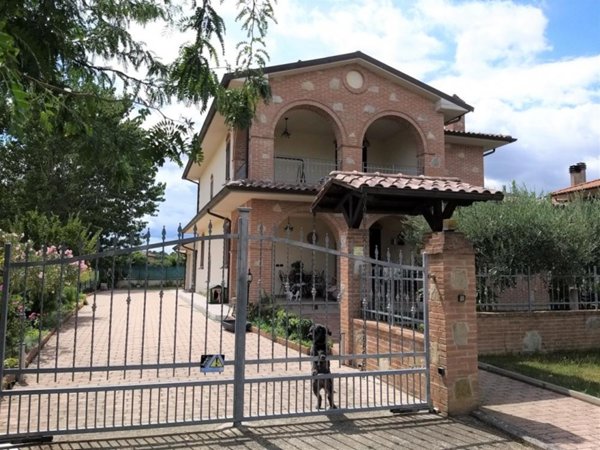 casa indipendente in vendita a Castiglione del Lago