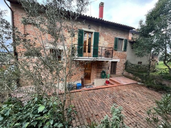 casa indipendente in vendita a Castiglione del Lago in zona Gioiella