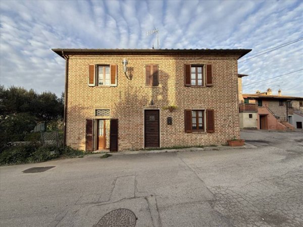 casa indipendente in vendita a Castiglione del Lago in zona Casamaggiore