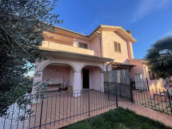 casa indipendente in vendita a Castiglione del Lago