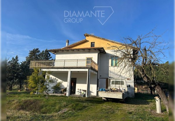 casa indipendente in vendita a Castiglione del Lago in zona Piana