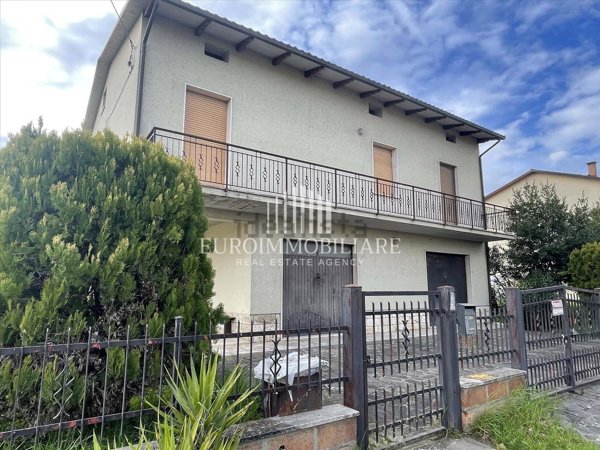 casa indipendente in vendita a Castiglione del Lago
