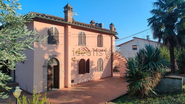 casa indipendente in vendita a Castiglione del Lago in zona Porto