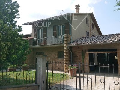 casa indipendente in vendita a Castiglione del Lago in zona Gioiella