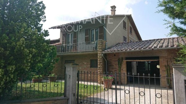 casa indipendente in vendita a Castiglione del Lago in zona Gioiella