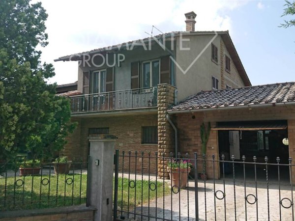 casa indipendente in vendita a Castiglione del Lago in zona Gioiella