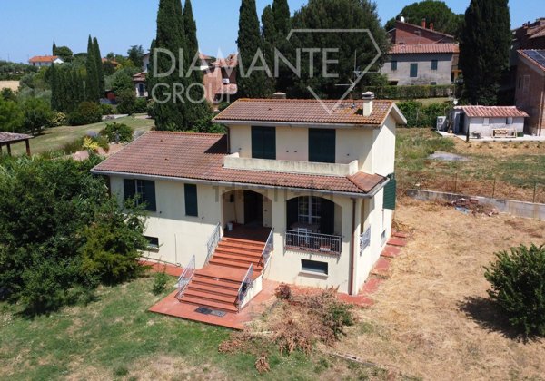 casa indipendente in vendita a Castiglione del Lago in zona Casamaggiore