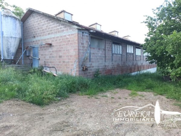 capannone in vendita a Castiglione del Lago in zona Gioiella