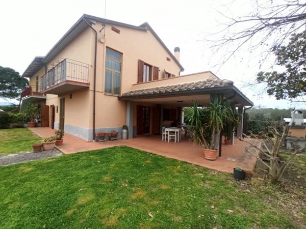 casa indipendente in vendita a Castiglione del Lago