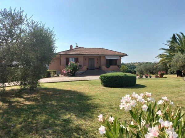 casa indipendente in vendita a Castiglione del Lago in zona Casamaggiore