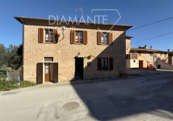 casa indipendente in vendita a Castiglione del Lago in zona Casamaggiore
