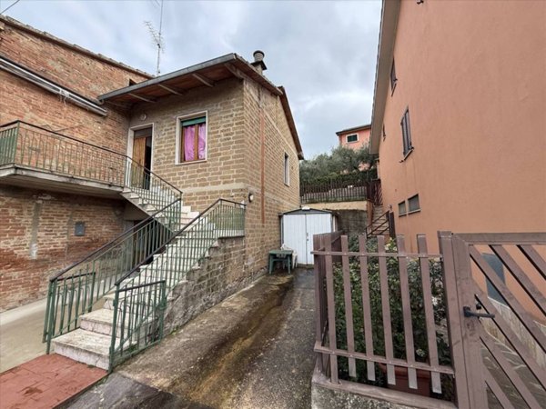 casa indipendente in vendita a Castiglione del Lago in zona Vaiano
