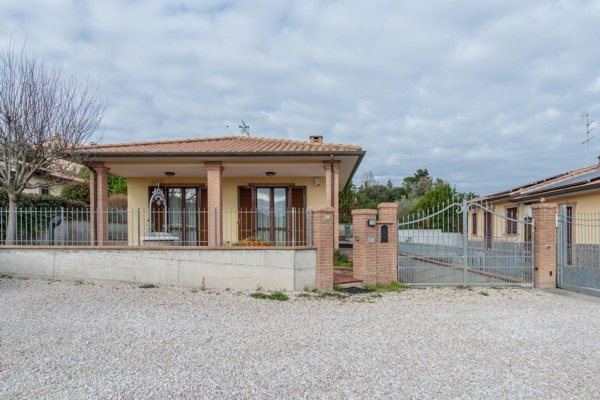 casa indipendente in vendita a Castiglione del Lago