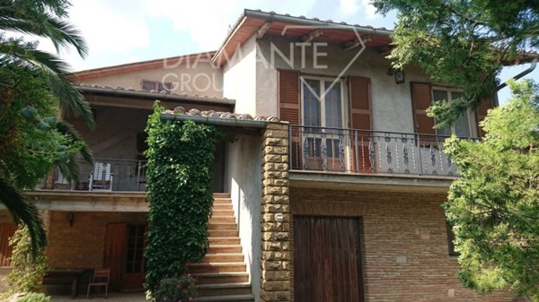 casa indipendente in vendita a Castiglione del Lago in zona Gioiella