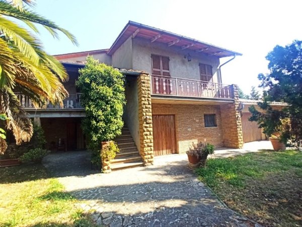 casa indipendente in vendita a Castiglione del Lago in zona Gioiella