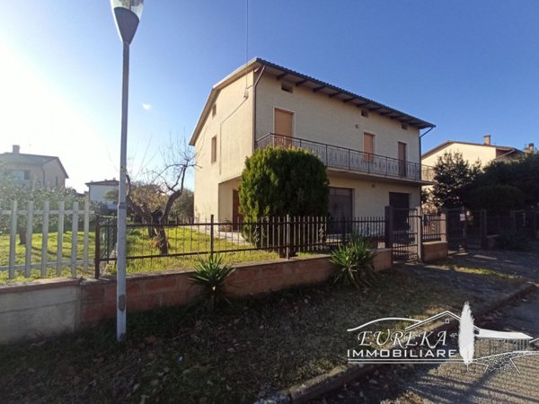 casa indipendente in vendita a Castiglione del Lago