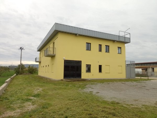 negozio in vendita a Castiglione del Lago in zona Panicarola