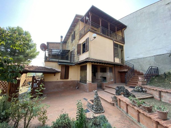casa indipendente in vendita a Castiglione del Lago in zona Villastrada