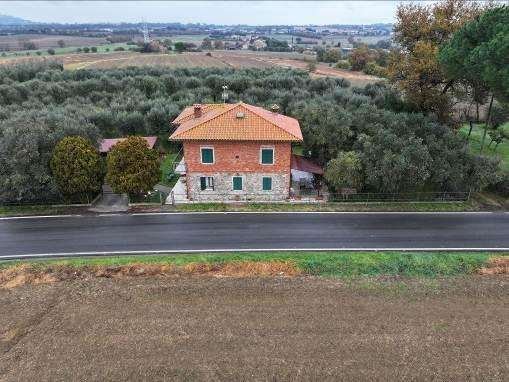 casa indipendente in vendita a Castiglione del Lago