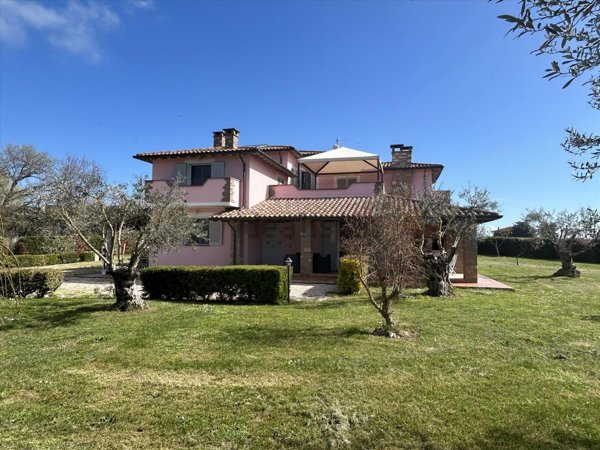 casa indipendente in vendita a Castiglione del Lago