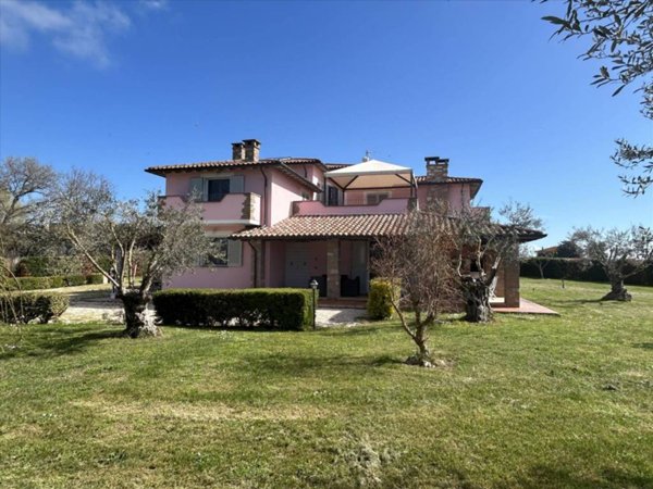 casa indipendente in vendita a Castiglione del Lago