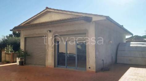 negozio in vendita a Castiglione del Lago in zona Porto