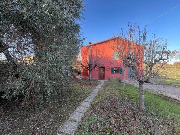 casa indipendente in vendita a Castiglione del Lago in zona Vaiano