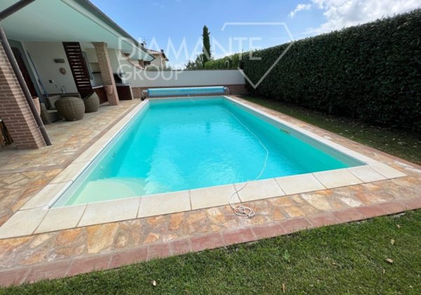 casa indipendente in vendita a Castiglione del Lago in zona Casamaggiore