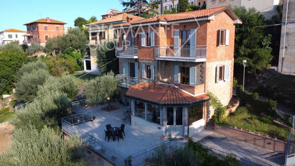 casa indipendente in vendita a Castiglione del Lago