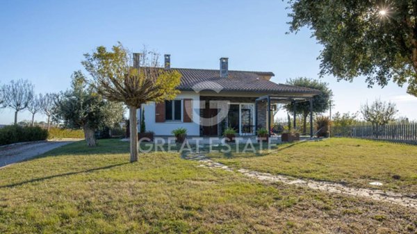 casa indipendente in vendita a Castiglione del Lago in zona Piana