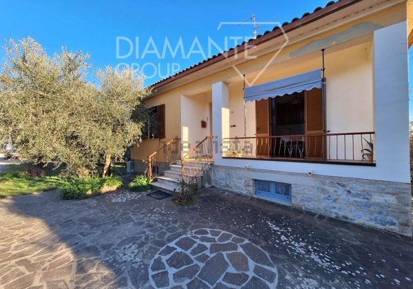 casa indipendente in vendita a Castiglione del Lago in zona Vaiano