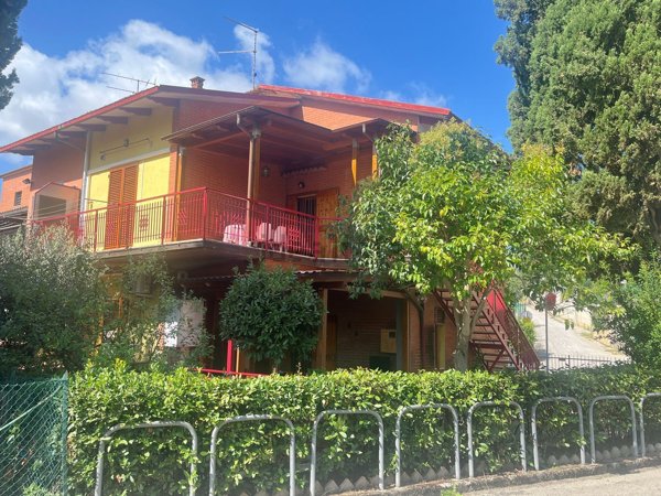 casa indipendente in vendita a Castiglione del Lago in zona Porto