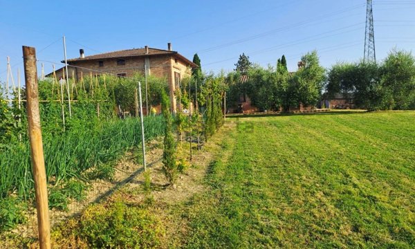casa indipendente in vendita a Castiglione del Lago in zona Porto
