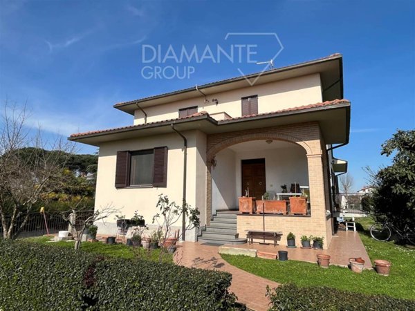 casa indipendente in vendita a Castiglione del Lago