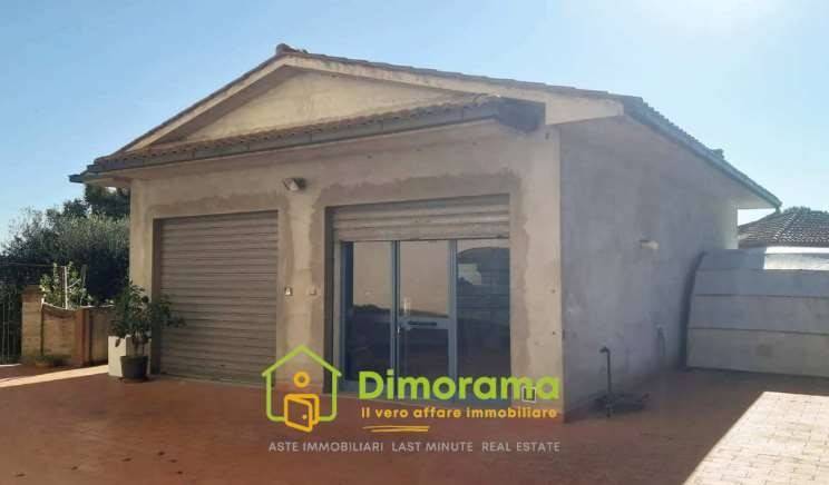 negozio in vendita a Castiglione del Lago in zona Porto