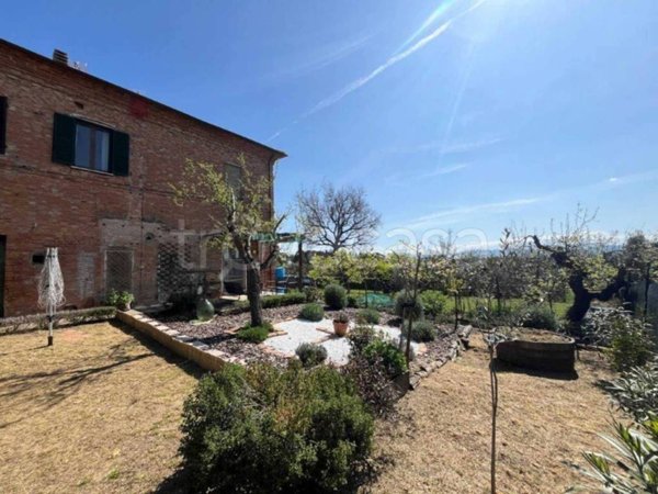 casa indipendente in vendita a Castiglione del Lago in zona Petrignano del Lago