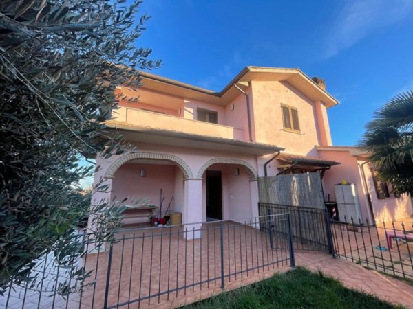 casa indipendente in vendita a Castiglione del Lago