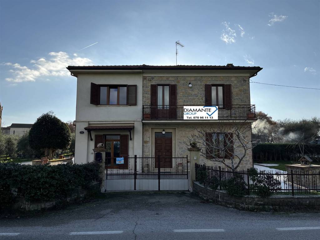 casa indipendente in vendita a Castiglione del Lago