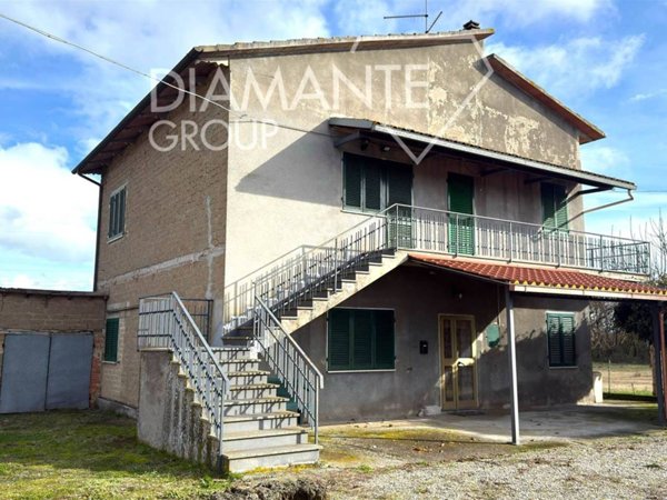 casa indipendente in vendita a Castiglione del Lago in zona Piana