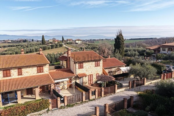 casa indipendente in vendita a Castiglione del Lago
