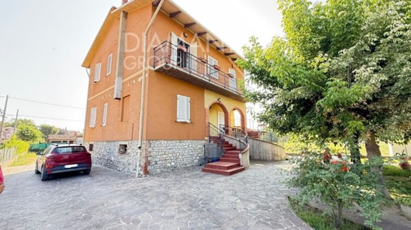 casa indipendente in vendita a Castiglione del Lago in zona Piana