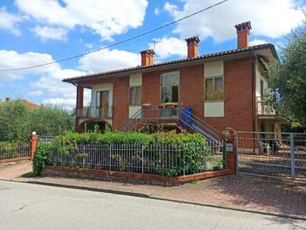 casa indipendente in vendita a Castiglione del Lago