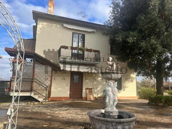 casa indipendente in vendita a Castiglione del Lago