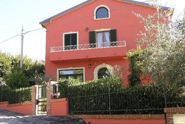 casa indipendente in vendita a Castiglione del Lago in zona Vaiano