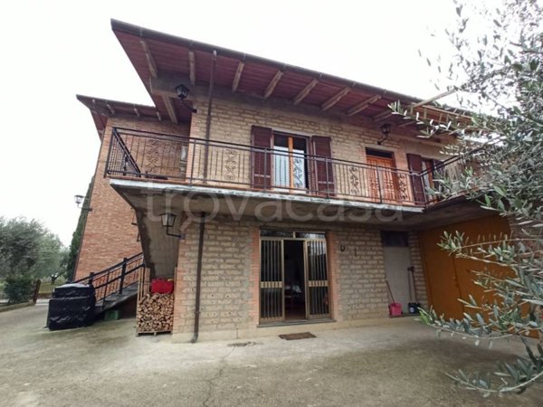 casa indipendente in vendita a Castiglione del Lago in zona Gioiella