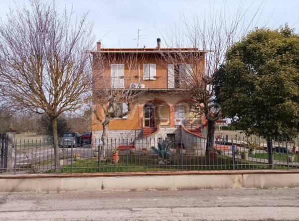 casa indipendente in vendita a Castiglione del Lago in zona Piana